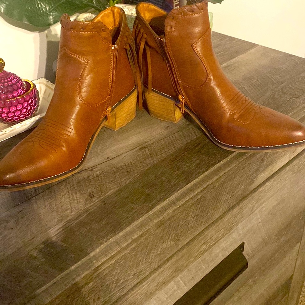 Natural reflection fringe boots
